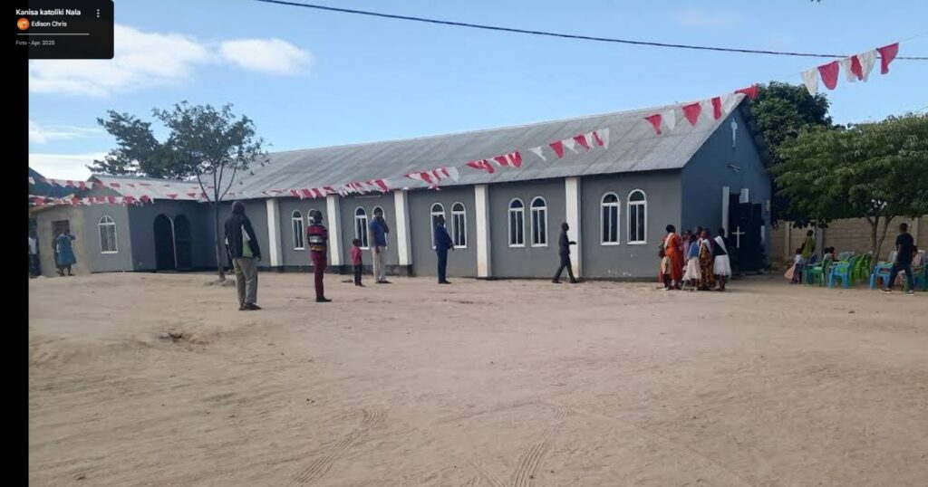 Katholische Kirche Kanisa katoliki in Nala Tansania mit Menschen vor dem Gebäude