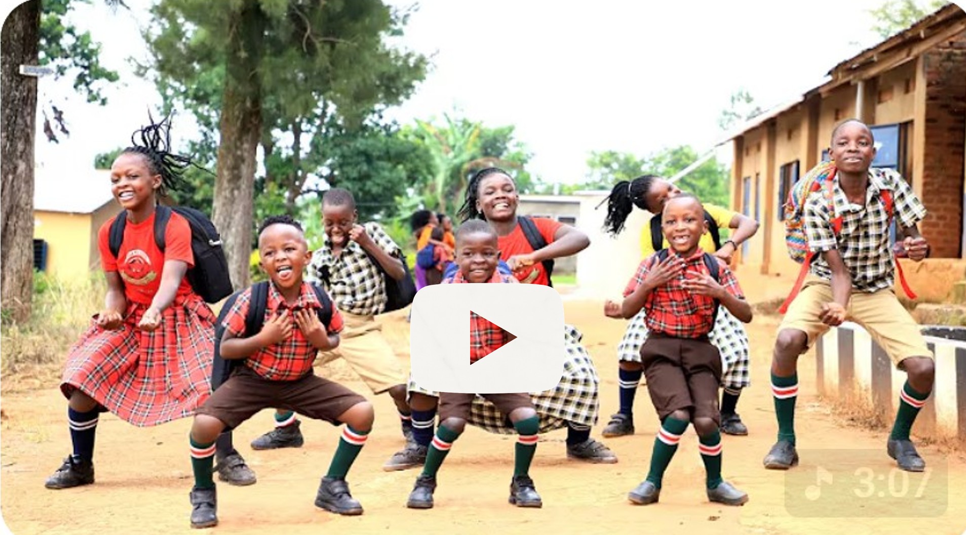 Enfants dans un projet scolaire en Afrique exprimant leur joie à travers la musique et la danse