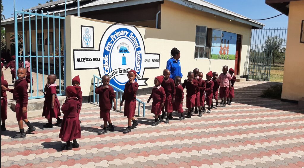 Kinder auf dem Gelände der Rossana Catholic Pre-Primary School in Tansania. Die Schule zählt zu den erfolgreichen Bildungsprojekten der Gemeinschaft vor Ort.