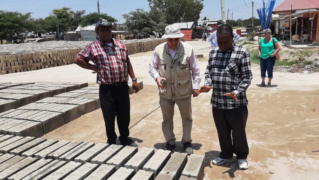 Besuch einer Ziegelproduktion in Tansania während der Planungsphase des Schulprojekts NALA. Vor Ort wurden Baumaterialien und Herstellungsverfahren für den künftigen Schulbau besichtigt.