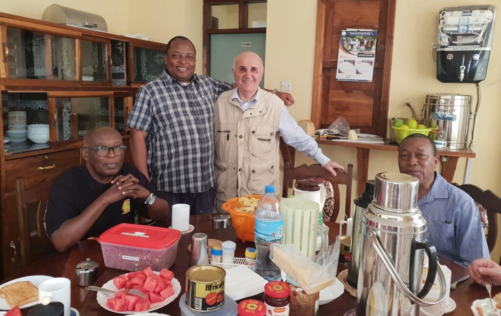 Treffen mit Father Callistus und Projektpartnern in der Kilimandscharo-Region in Tansania. Während des Besuchs wurden die Planungen und Perspektiven für das Schulprojekt NALA besprochen.
