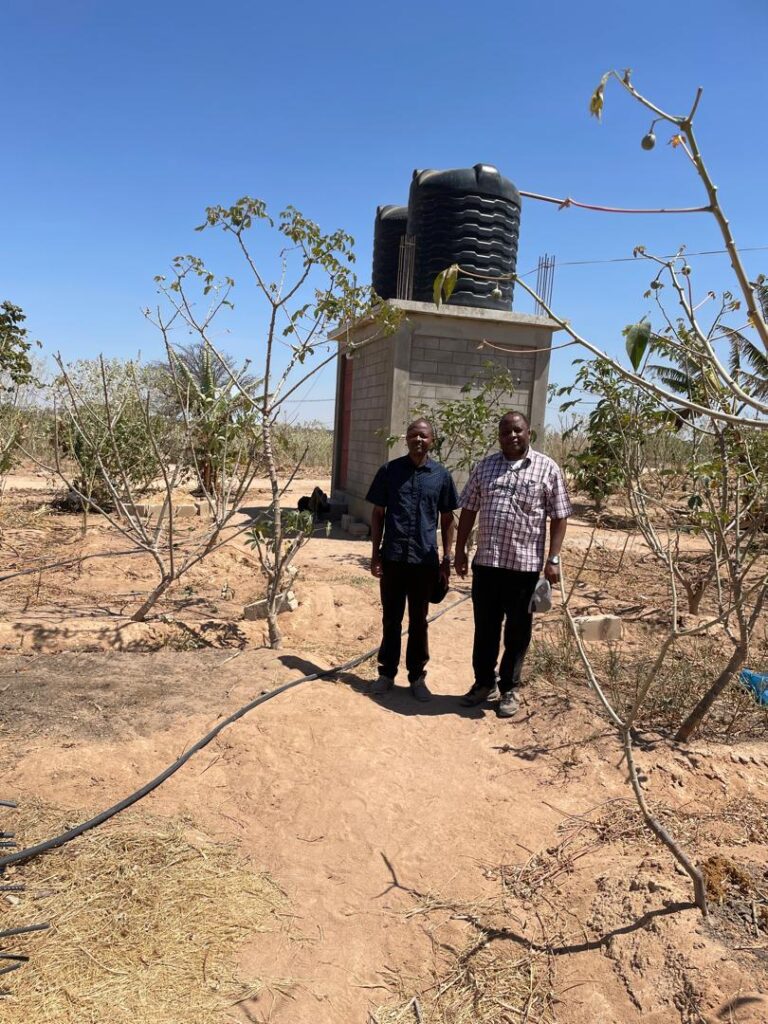 Aktuelles: Wasserturm auf dem Gelände der Secondary School in Nala, Tansania. Die Wasserversorgung unterstützt die laufenden Bauarbeiten und die zukünftige Nutzung des Schulcampus.