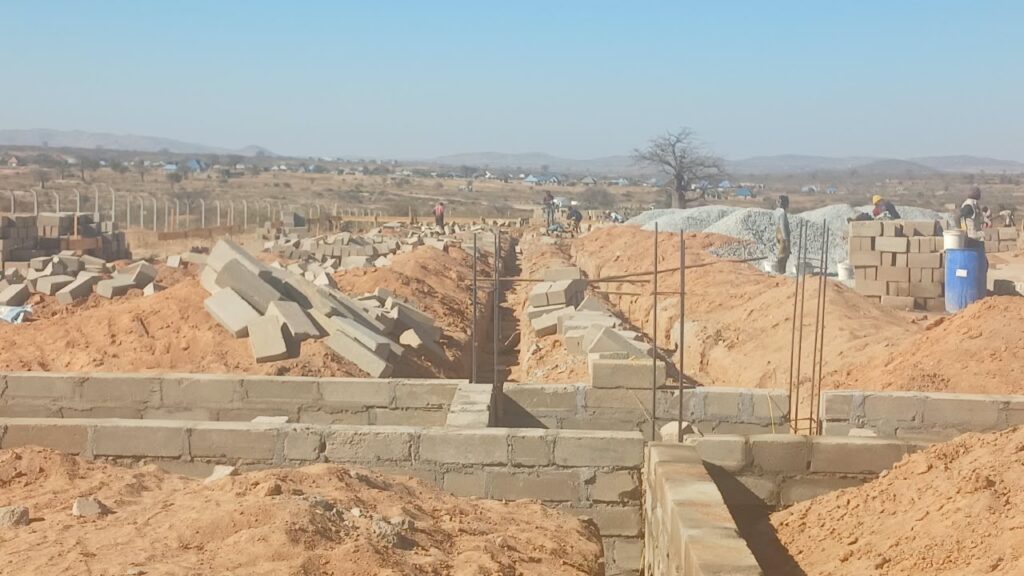 Fundamente und erste Mauern der Secondary School auf dem Schulgelände in Nala, Tansania.