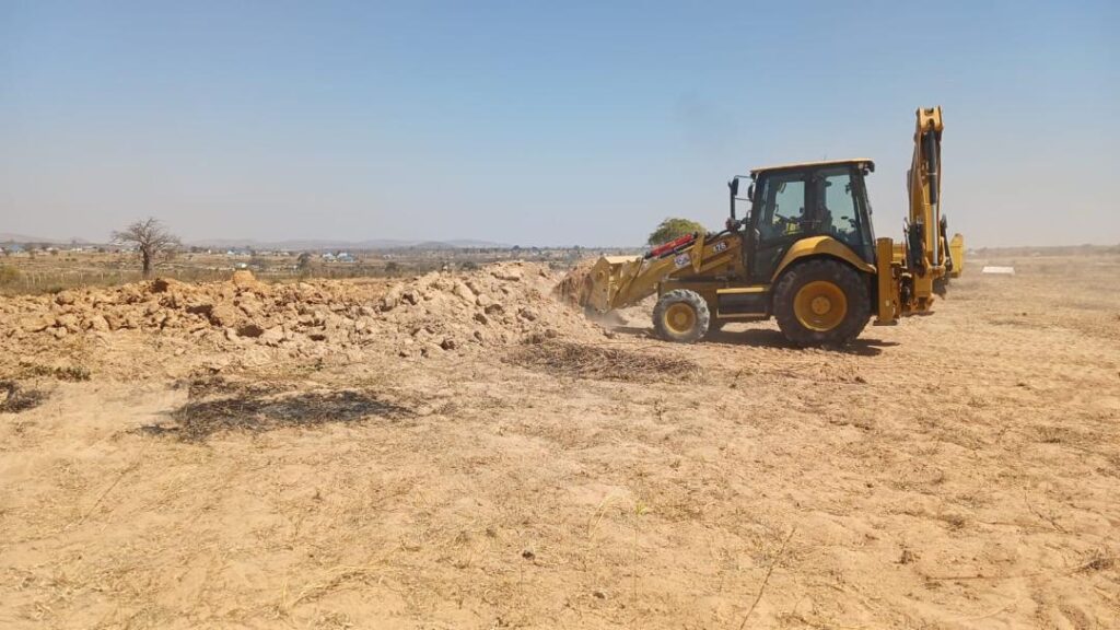 Bagger bei Erdarbeiten für die Secondary School auf dem Schulgelände in Nala, Tansania.