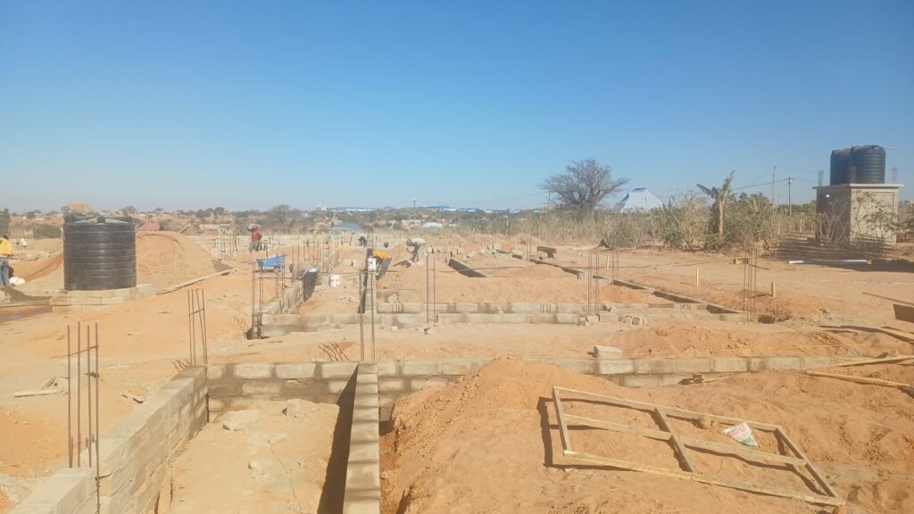Fundamente und erste Bauarbeiten der Secondary School in Nala, Tansania. Auf dem Schulgelände entstehen die ersten Gebäude eines neuen Bildungsstandorts für Kinder und Jugendliche.